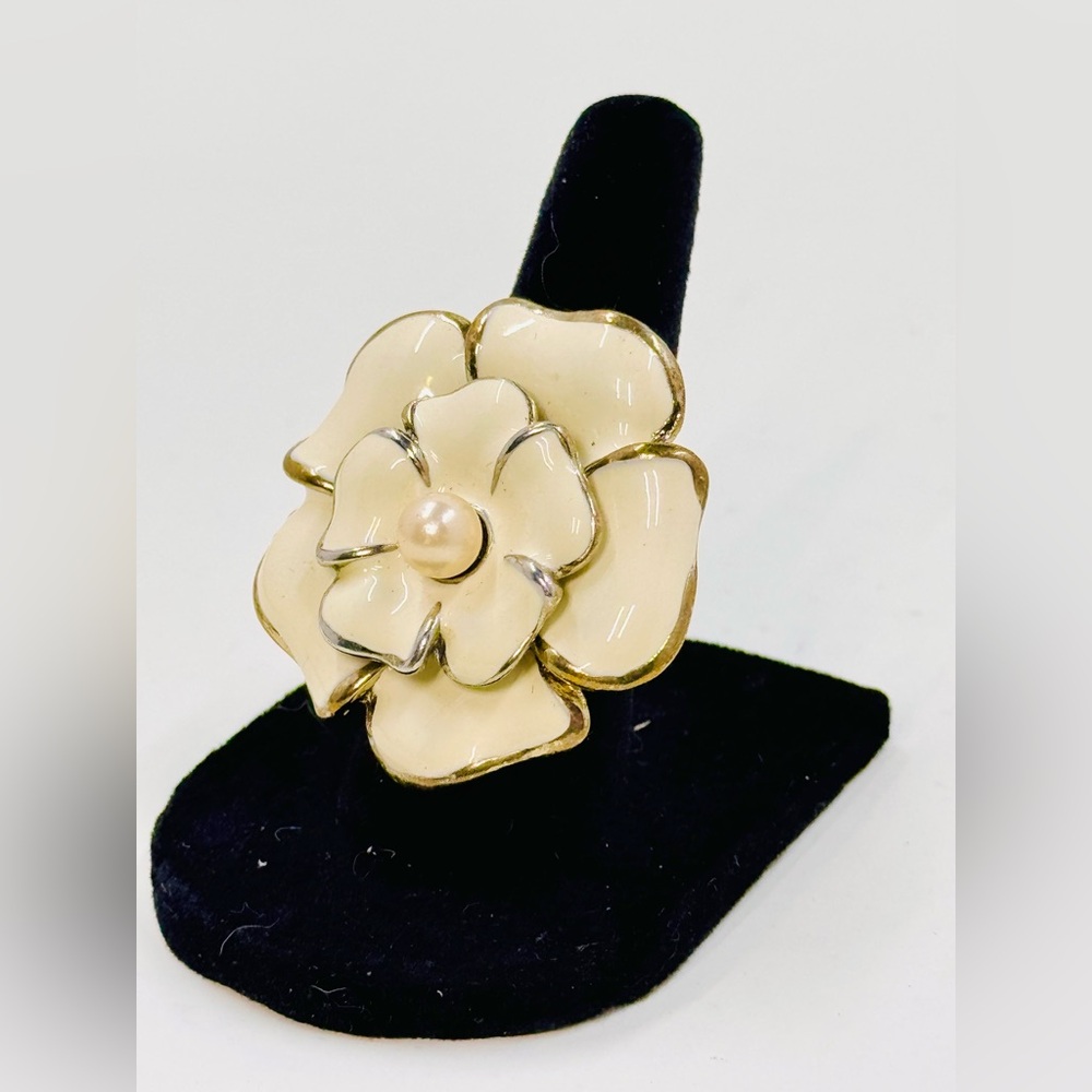 Elegant Gold Tone Cream Enamel Flower 🌼 Ring W/Pearl Accent Size 5.5 - Picture 2 of 3